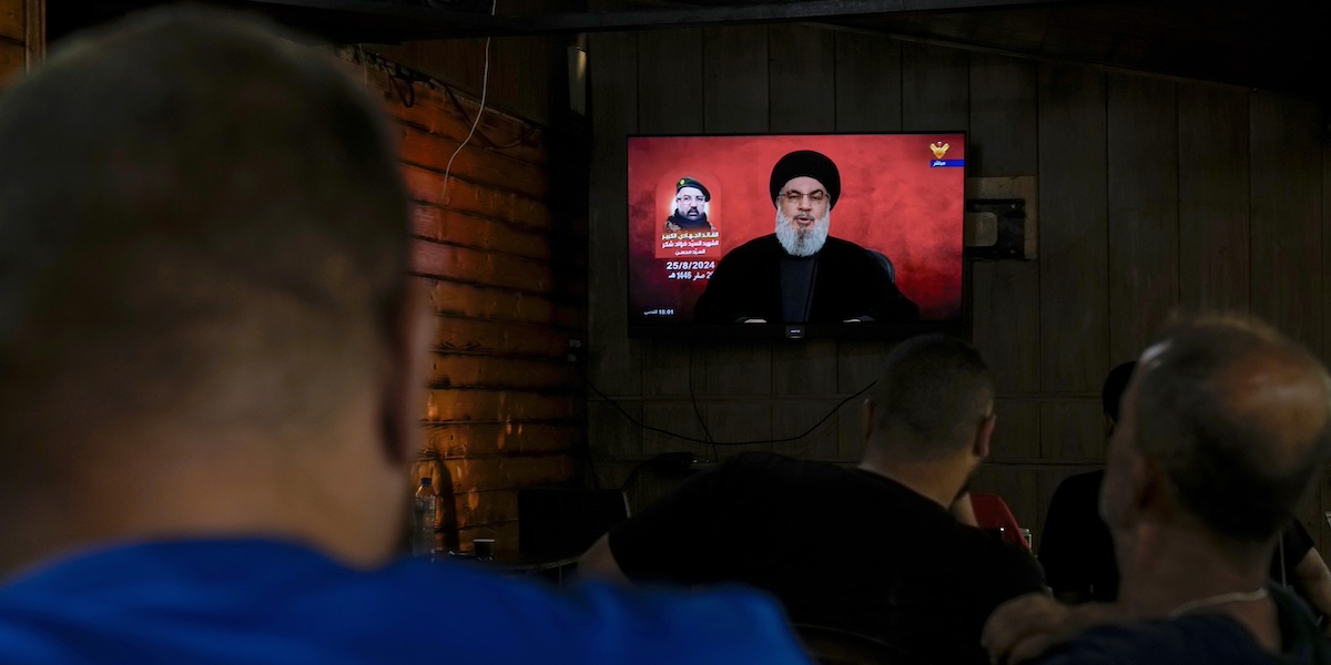 Un discorso di Hassan Nasrallah viene trasmesso in tv, il 25 agosto 2024 (AP Photo/Bilal Hussein)