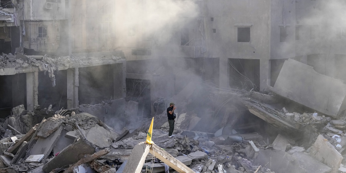 Un uomo tra le macerie di un edificio distrutto dai bombardamenti israeliani a Beirut (AP Photo/Hassan Ammar)