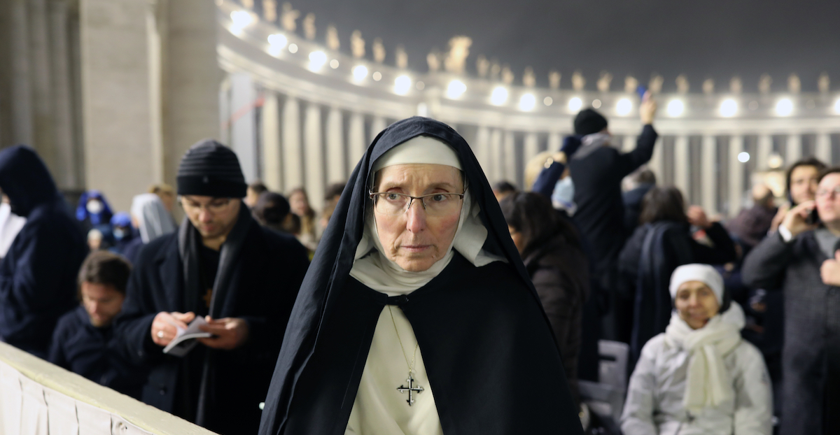 Una suora in attesa al funerale di papa Benedetto XVI. Piazza San Pietro, Città del Vaticano, Roma, 5 gennaio 2023 (Marco Di Lauro/Getty Images)