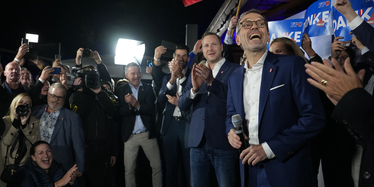 Herbert Kickl, leader del Partito della Libertà, festeggia il risultato delle elezioni (AP Photo/Andreea Alexandru)