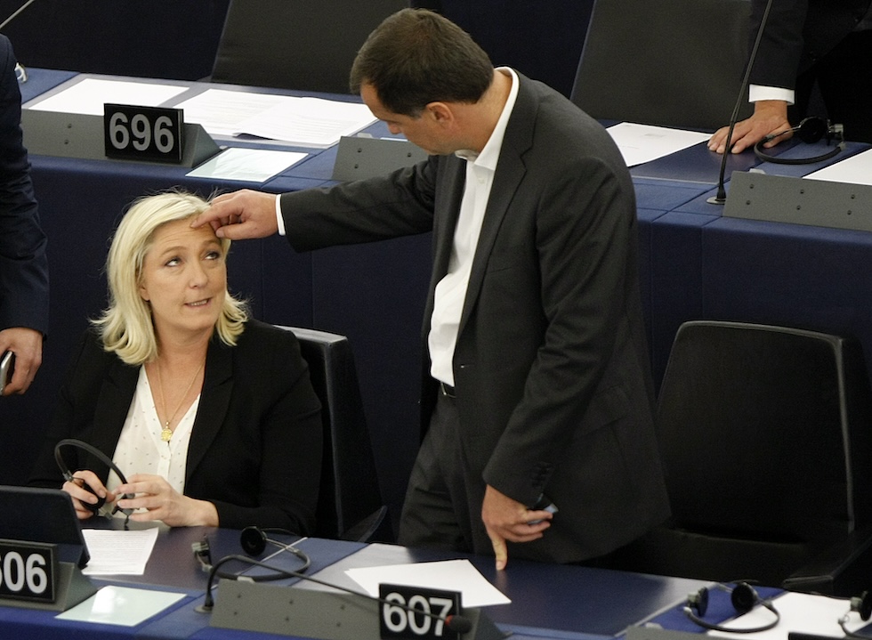 Una foto di Marine Le Pen e Louis Aliot a una sessione del Parlamento europeo a Strasburgo nel 2015 