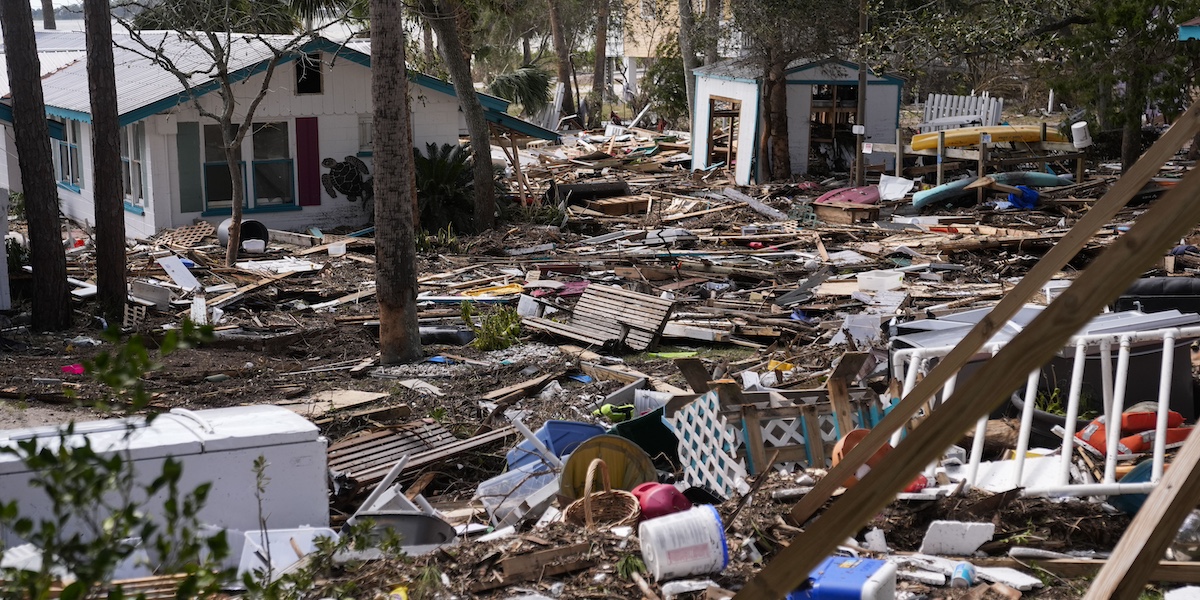 La distruzione lasciata dalla tempesta Helene a Cedar Key, in Florida, il 27 settembre (AP Photo/Gerald Herbert)