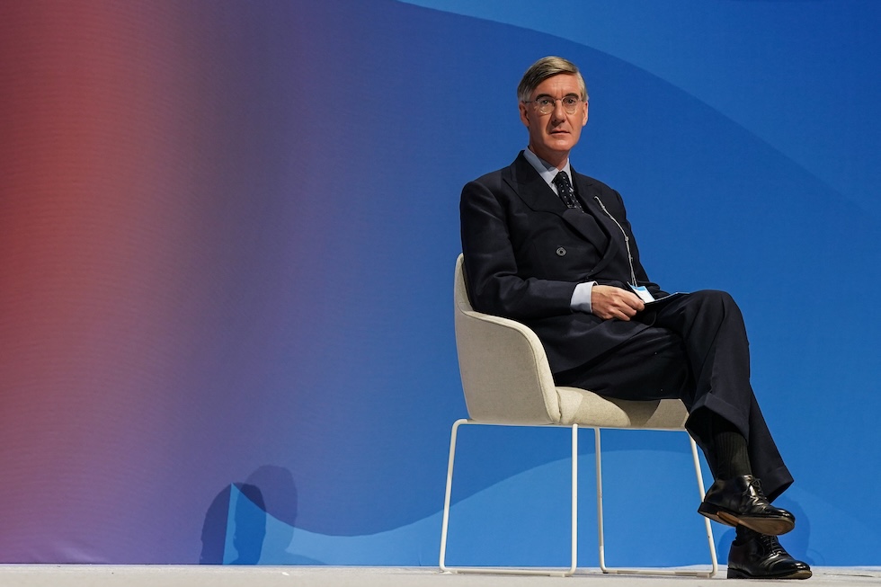 Lunedì si è rivisto anche Jacob Rees-Mogg, che come Truss ha perso il seggio in parlamento, per dire che i Conservatori dovrebbero allearsi con Nigel Farage