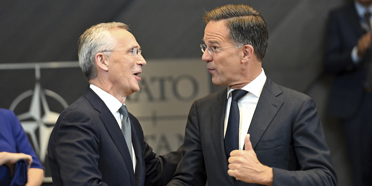 Il nuovo segretario generale della NATO Mark Rutte (a destra) e il segretario uscente Jens Stoltenberg si stringono la mano durante la cerimonia di passaggio di consegne presso la sede della NATO a Bruxelles, in Belgio, 1 ottobre 2024 (AP Photo/Harry Nakos)