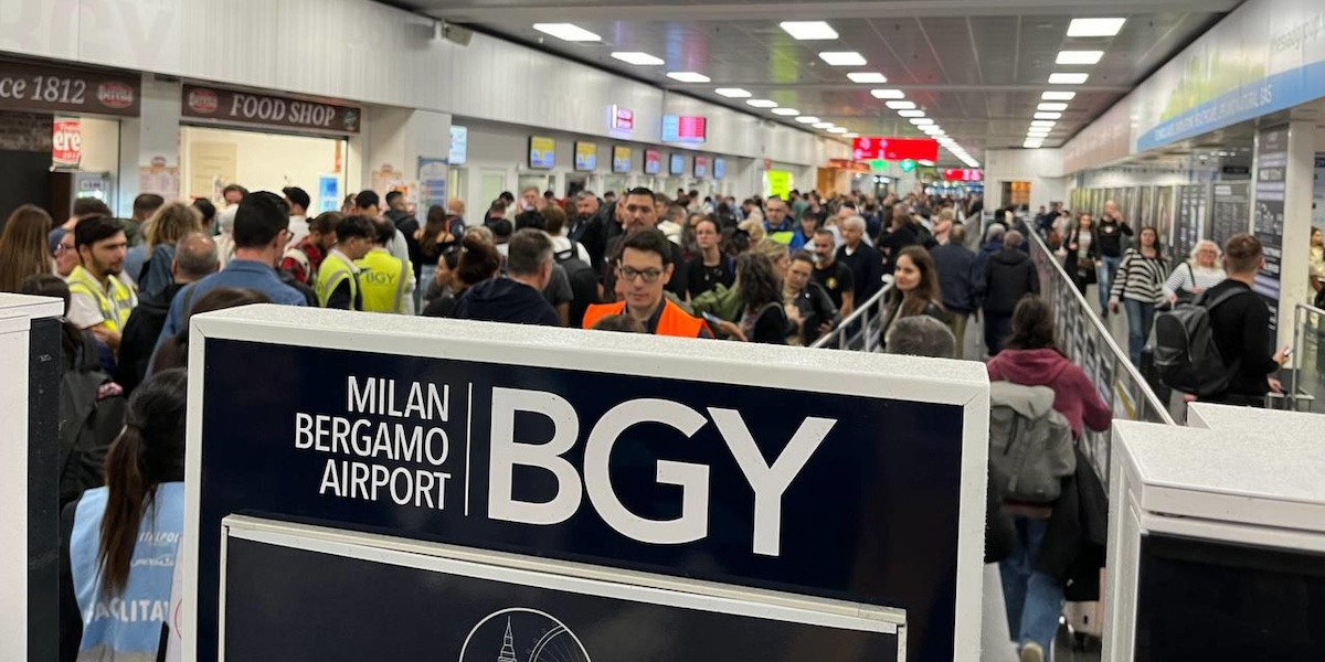 Passeggeri bloccati all'aeroporto di Bergamo, l'1 ottobre 2024
(ANSA/ MICHELE MARAVIGLIA)