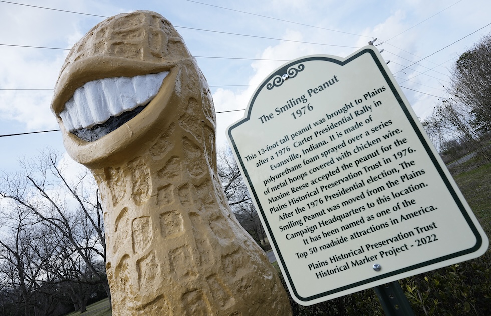 L'installazione a forma di arachide con il sorriso di Jimmy Carter