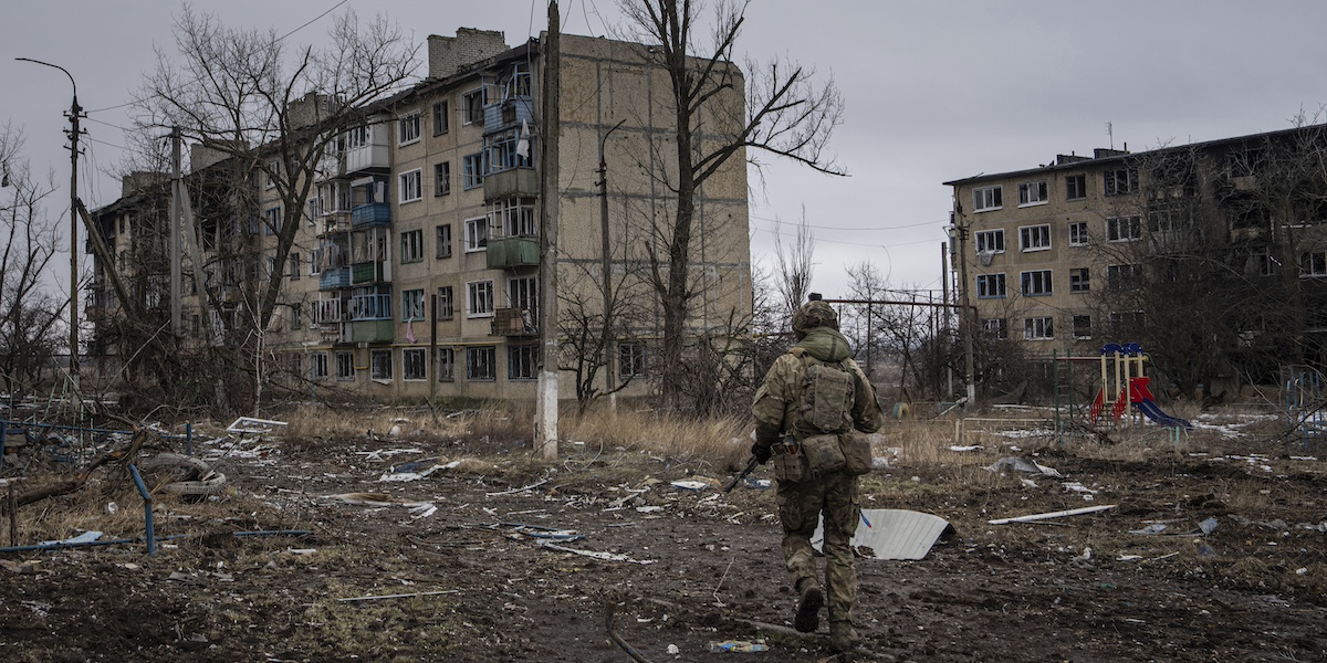 Un soldato ucraino a Vugledar nel 2023 (AP Photo/Evgeniy Maloletka)