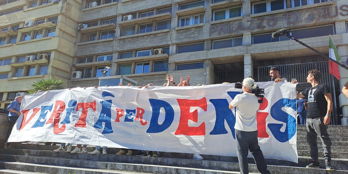 Uno striscione che riporta la scritta "Verità per Denis" davanti al tribunale di Cosenza