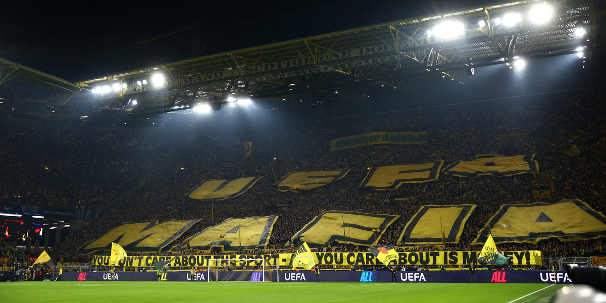 La coreografia dei tifosi del Borussia Dortmund prima della partita contro il Celtic Glasgow (Dean Mouhtaropoulos/Getty Images)