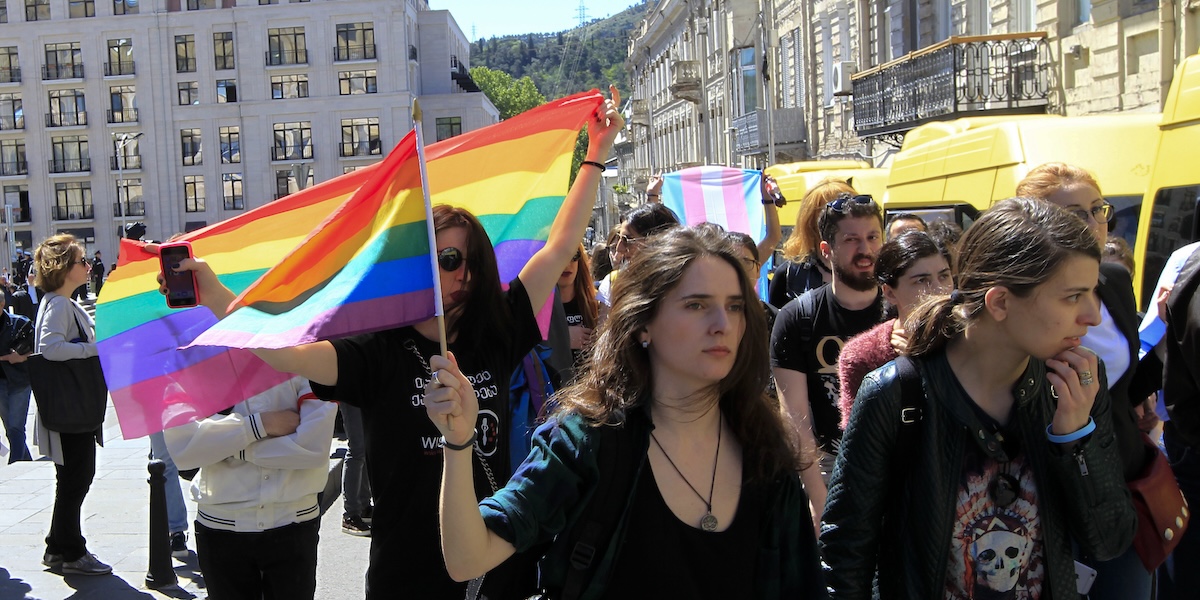 Attiviste per i diritti LGBTQ+ durante una manifestazione a Tbilisi, Georgia, il 17 maggio del 2017 (AP Photo/ Shakh Aivazov)