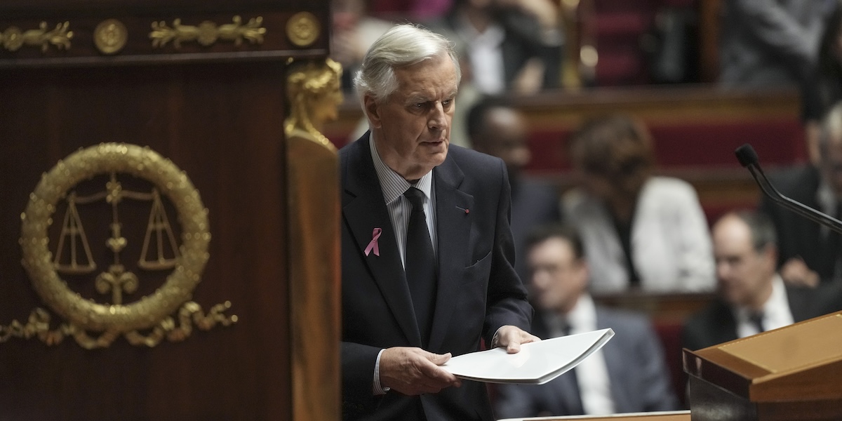 Il primo ministro francese Michel Barnier durante il discorso davanti all'Assemblea Nazionale, martedì 1 ottobre 2024 (AP/Thibault Camus)