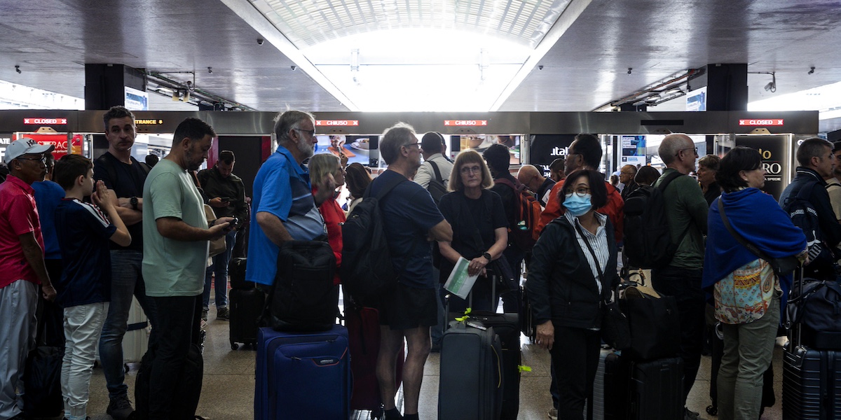 Passeggeri in attesa alla stazione Termini di Roma il 2 ottobre 2024 (ANSA/ANGELO CARCONI)