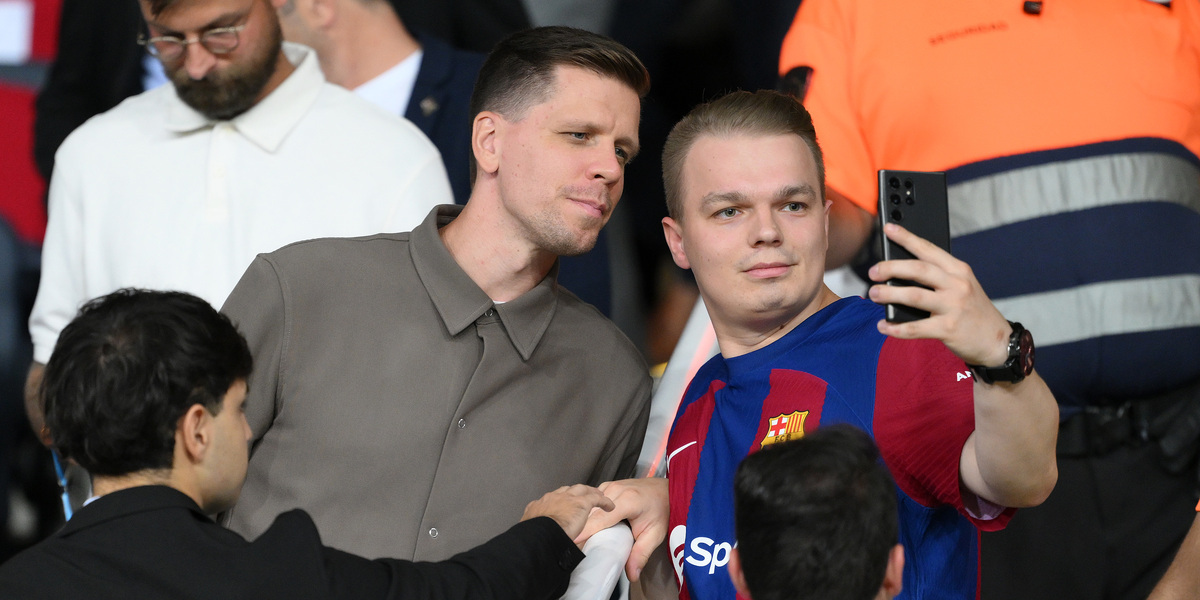 Wojciech Szczesny mentre si fa una foto con un tifoso: martedì sera era a vedere il Barcellona in Champions League contro lo Young Boys
(David Ramos/Getty Images)