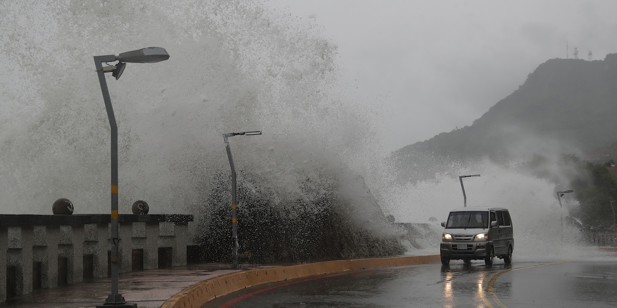 Una strada vicino a Kaohsiung il 2 ottobre 2024 (AP Photo/Chiang Ying-ying)