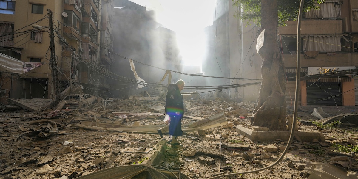 Un uomo tra le macerie causate da un bombardamento israeliano su Beirut (AP Photo/Hassan Ammar)