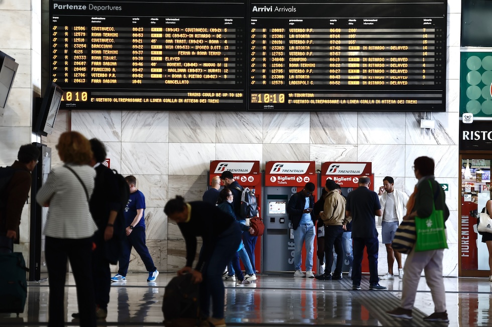 Persone in attesa di informazioni alla stazione Termini di Roma, il 2 ottobre 2024 