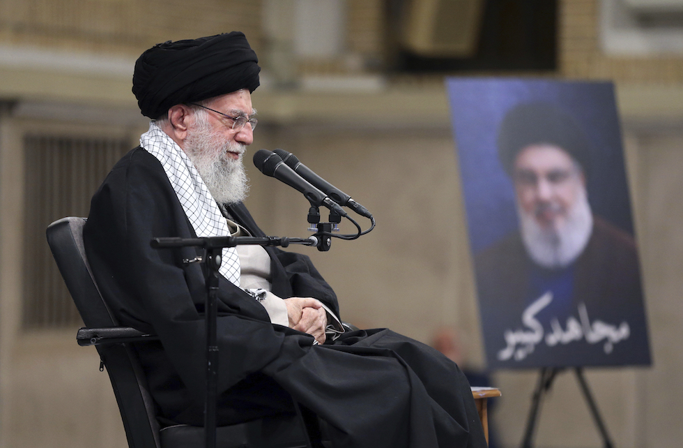 Ali Khamenei il 2 ottobre del 2024, in una foto di commemorazione per l'uccisione di Hassan Nasrallah