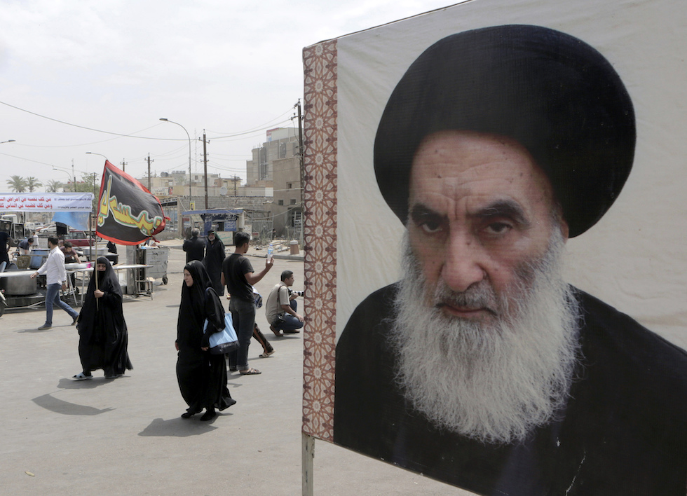 Un poster a Baghdad che raffigura Ali al Sistani, in una foto del 2014 