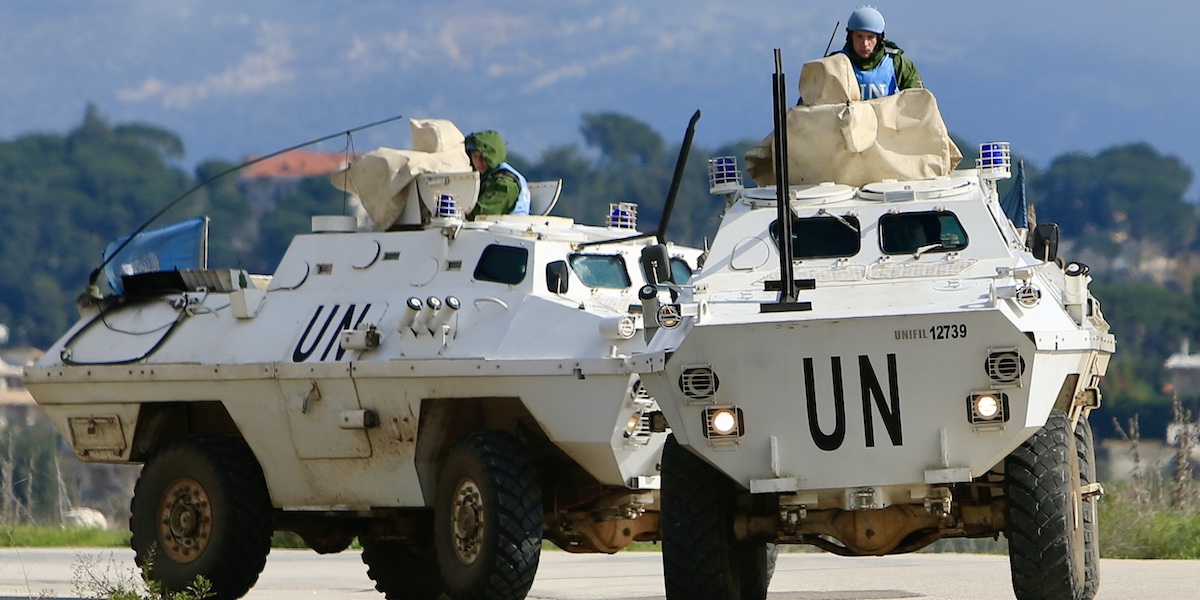 Mezzi militari UNIFIL presidiano il confine tra Israele e Libanese a Marjayoun, il 2 febbraio 2024 (Ali Hashisho/Xinhua via ZUMA Press)
