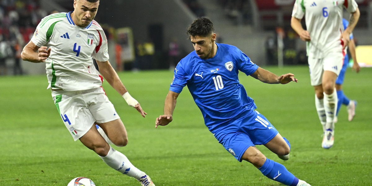 Il calciatore italiano Alessandro Buongiorno, a sinistra, e quello israeliano Manor Solomon durante una partita di Nations League il 9 settembre 2024 (AP Photo/ Denes Erdos)