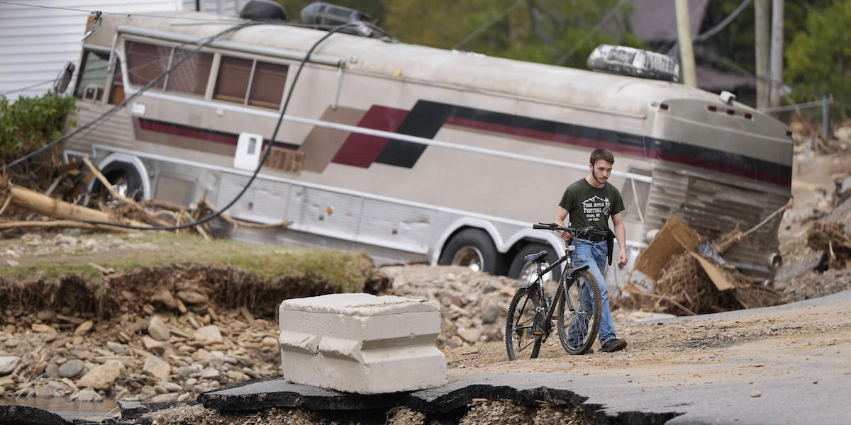 Un ragazzo cammina tra le macerie provocate dalla tempesta a Pensacola, North Carolina, 3 ottobre (AP Photo/ Mike Stewart)