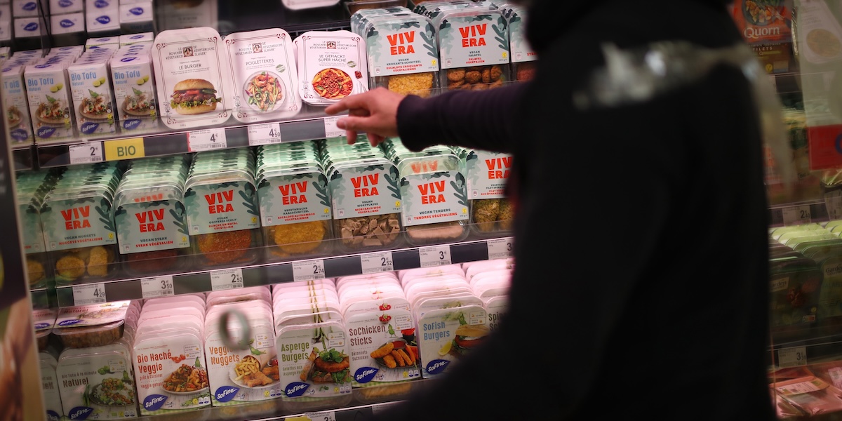 Prodotti a base di proteine vegetali in un supermercato belga nel 2020 (AP Photo/ Francisco Seco)