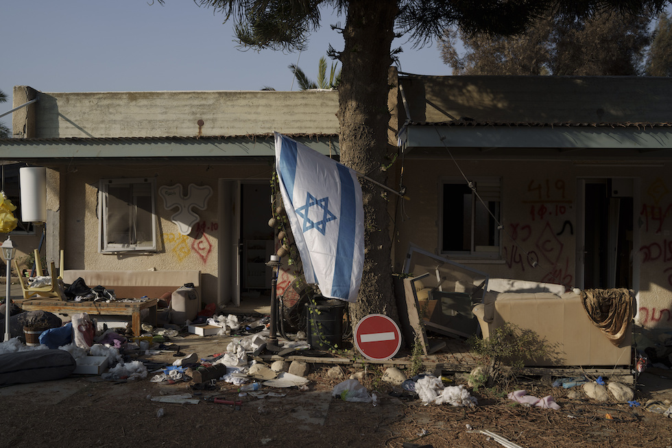 Una bandiera israeliana nel kibbutz di Kfar Aza, in una foto di novembre 2023