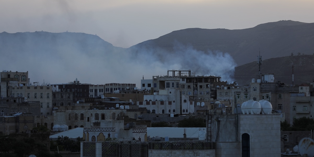 Il fumo prodotto da un bombardamento su Sana'a, Yemen, 4 ottobre (REUTERS/ Khaled Abdullah)