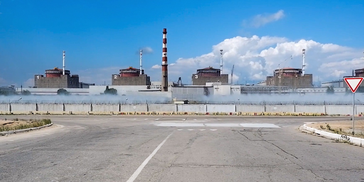 Una foto del 2022 della centrale nucleare di Zaporizhzhia, in Ucraina, controllata dall'esercito russo (Servizio stampa del ministero della Difesa russo via AP)