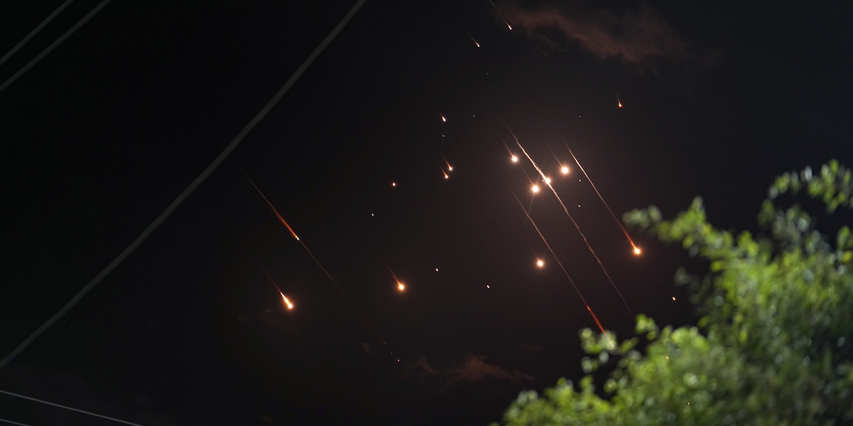 Alcuni missili iraniani nel cielo sopra Israele, la notte del 1° ottobre 2024 (AP Photo/Abdel Kareem Hana)