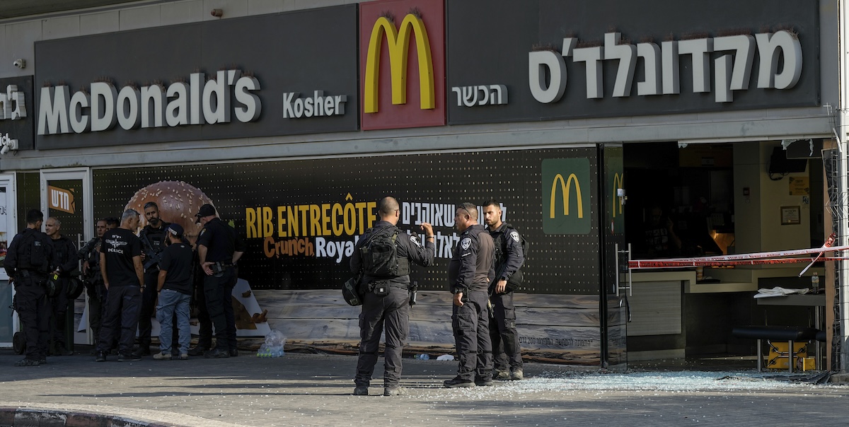 La polizia sul luogo dell'attacco (AP Photo/Tsafrir Abayov)