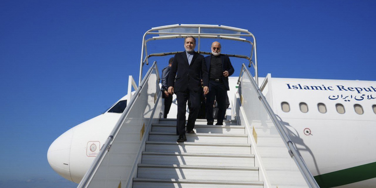 Il ministro degli Esteri iraniano Abbas Araghchi arriva a Beirut, in Libano, con il suo aereo il 4 ottobre 2024 (Iranian Foreign Ministry via AP)