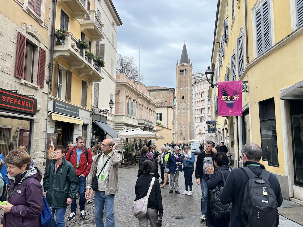 Turisti in strada Duomo, nel centro di Parma