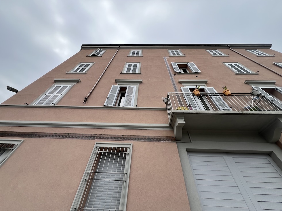 Uno dei due palazzi ristrutturati in piazzale Marsala