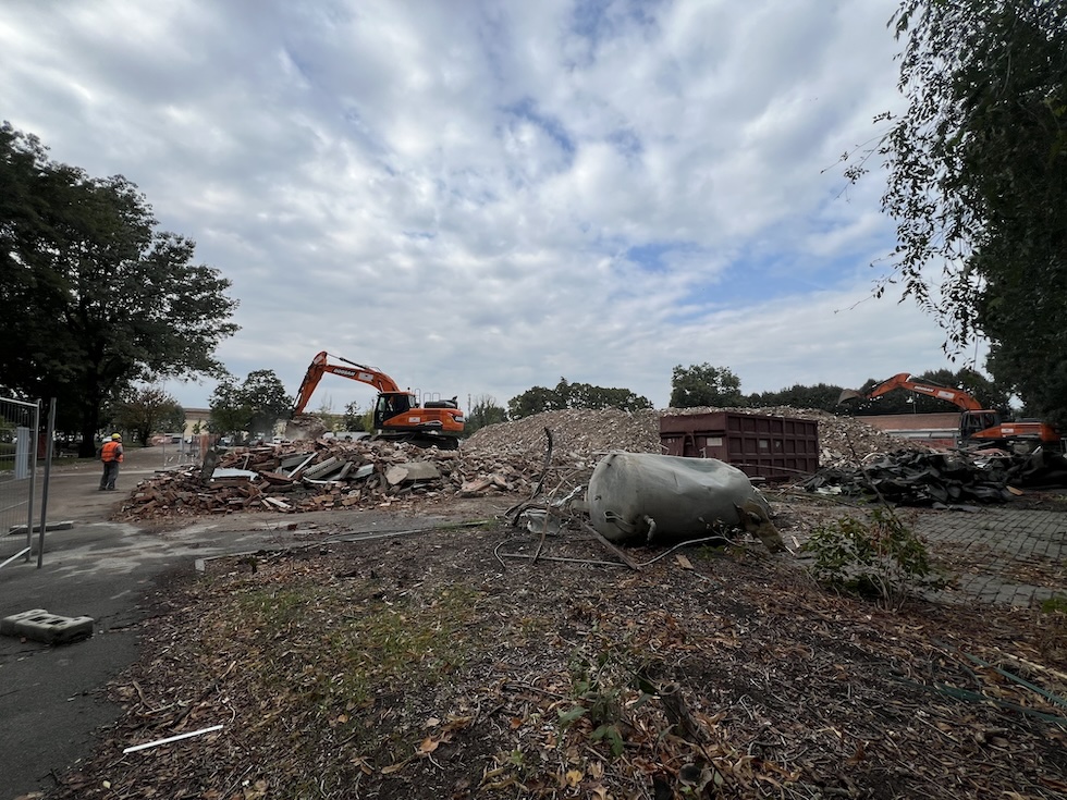 Le macerie della residenza sanitaria per anziani abbattuta a Villa Parma