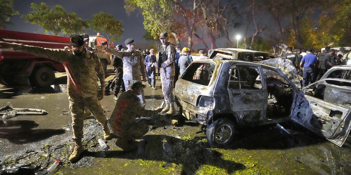 Le auto distrutte nell'attacco suicida vicino all'aeroporto di Karachi, in Pakistan