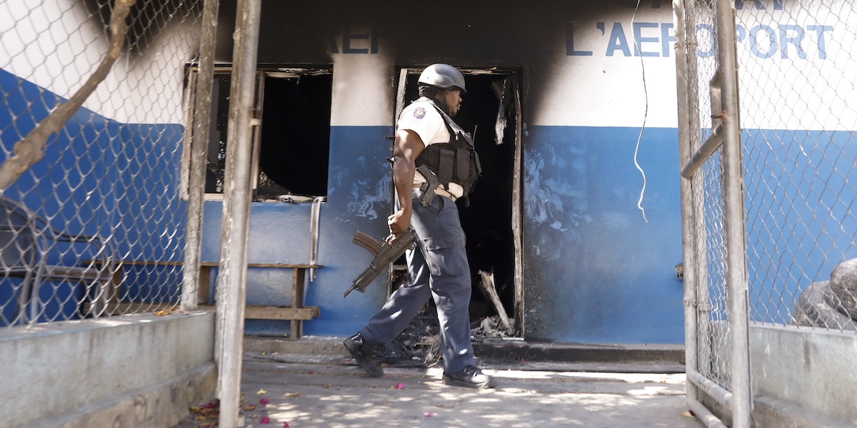 Un agente della polizia haitiana