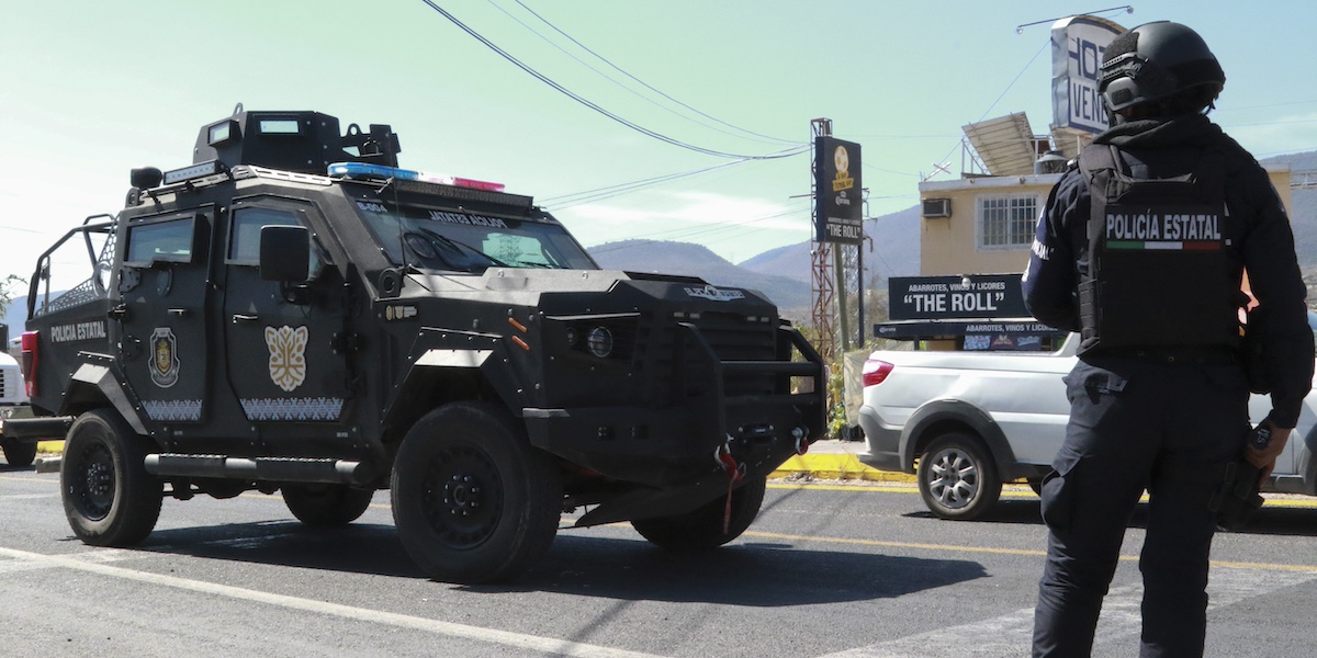 Un posto di blocco della polizia del Guerrero a Chilpancingo, il 15 febbraio 2024 (AP Photo/Alejandrino Gonzalez)