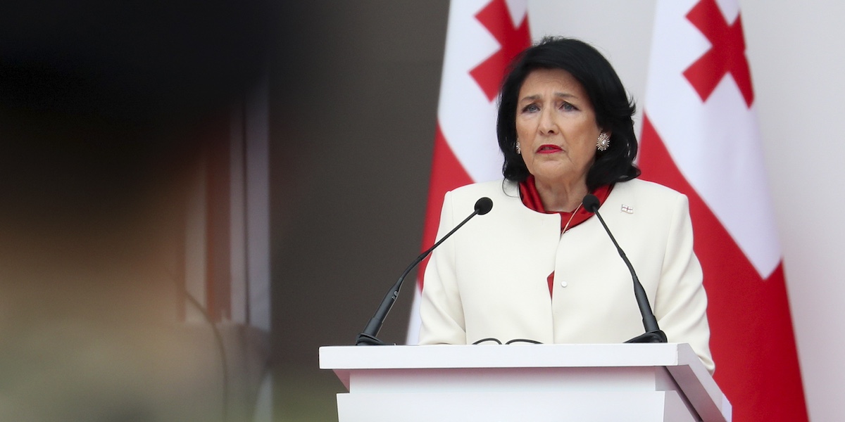 La presidente georgiana Salomé Zourabichvili tiene un discorso in occasione del giorno dell'indipendenza della Georgia, il 26 maggio 2024 (Irakli Gedenidze/Pool Photo via AP)