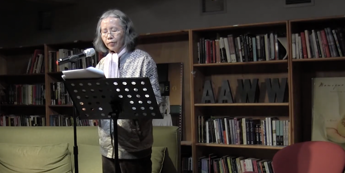 Can Xue nel 2016 (Fermo-immagine di una trasmissione dell’Asian American Writers’ Workshop su YouTube)