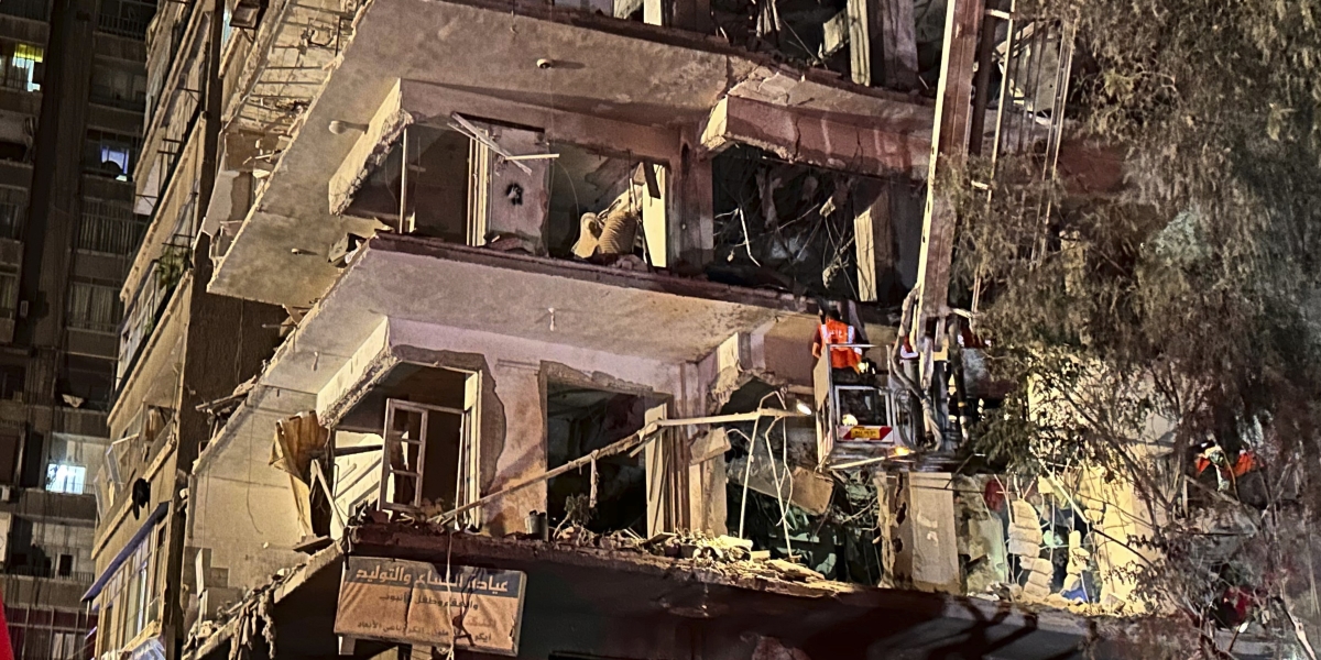 Un operatore di soccorso ispeziona l'edificio colpito, l'8 ottobre 2024 (AP Photo/Omar Sanadiki)