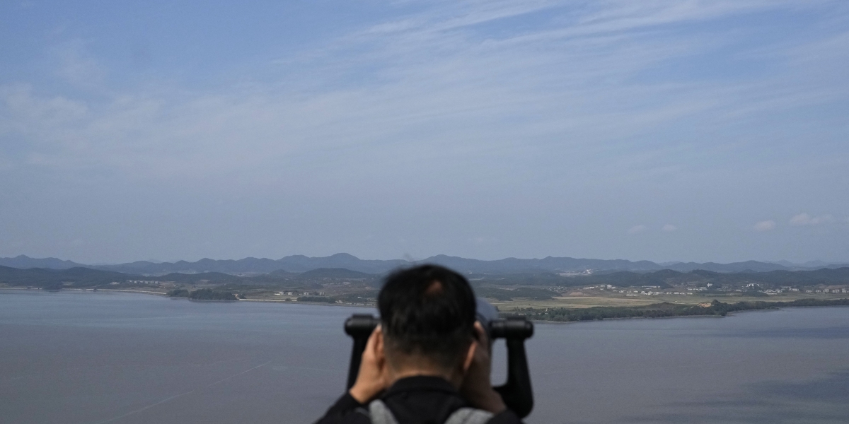 Un visitatore guarda la Corea del Nord dal Punto di osservazione della riunificazione a Paju, in Corea del Sud, il 9 ottobre 2024 (AP Photo/Lee Jin-man)