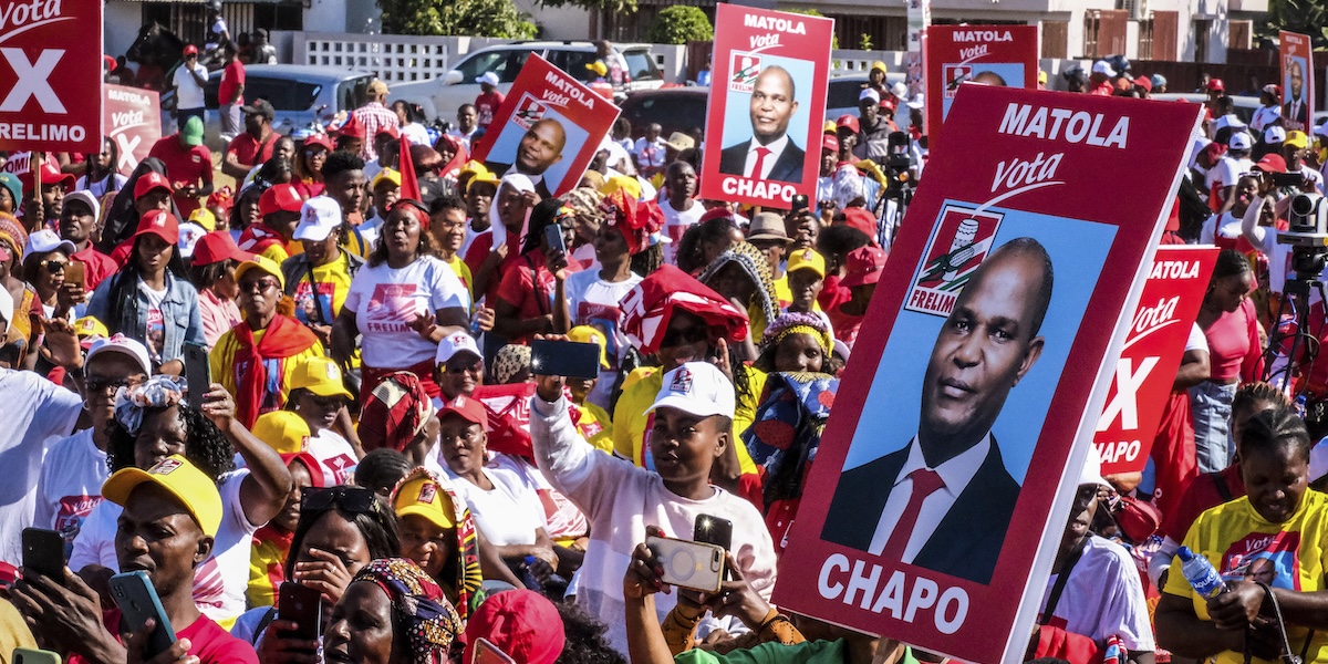 Un raduno di sostenitori di Daniel Chapo a Maputo, 6 ottobre 2024 (AP/Carlos Uqueio) 