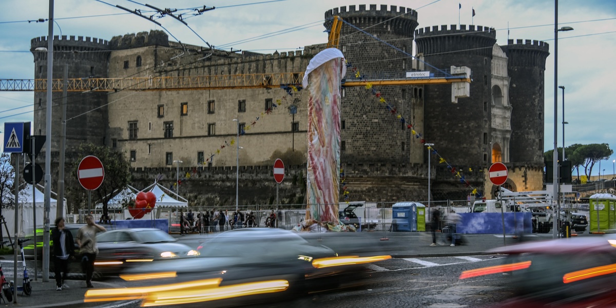 L'allestimento dell'opera di Gaetano Pesce "Tu si' na cosa grande" davanti al Castel Nuovo di Napoli