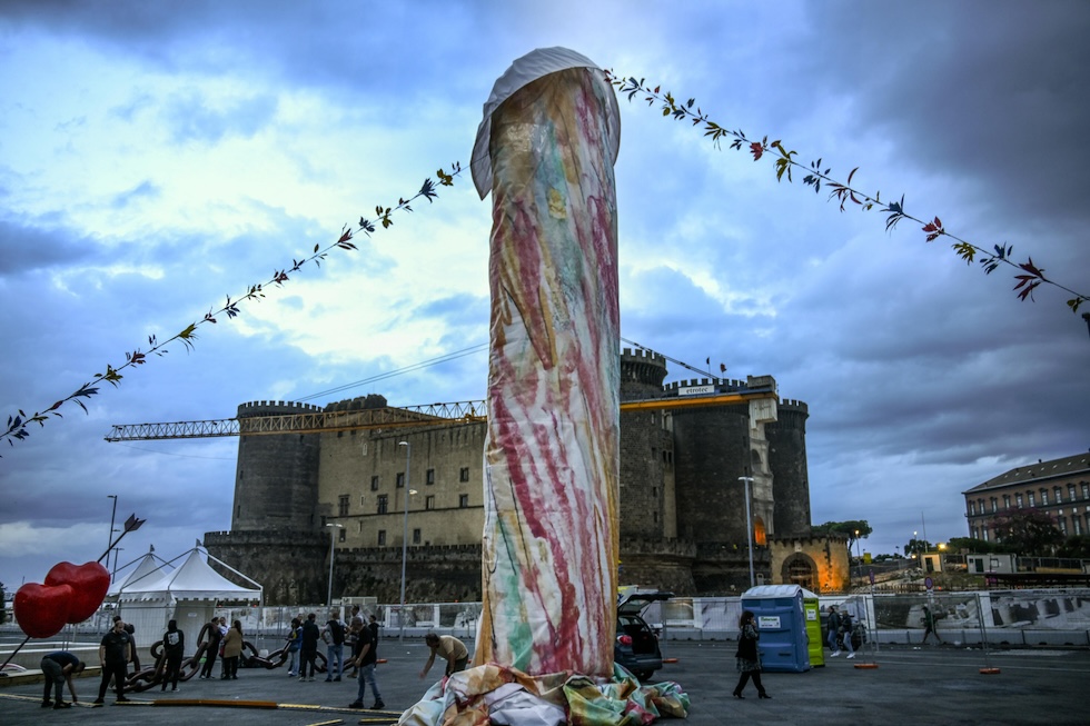 L'opera di Gaetano Pesce "Tu si' na cosa grande" davanti al Castel Nuovo di Napoli