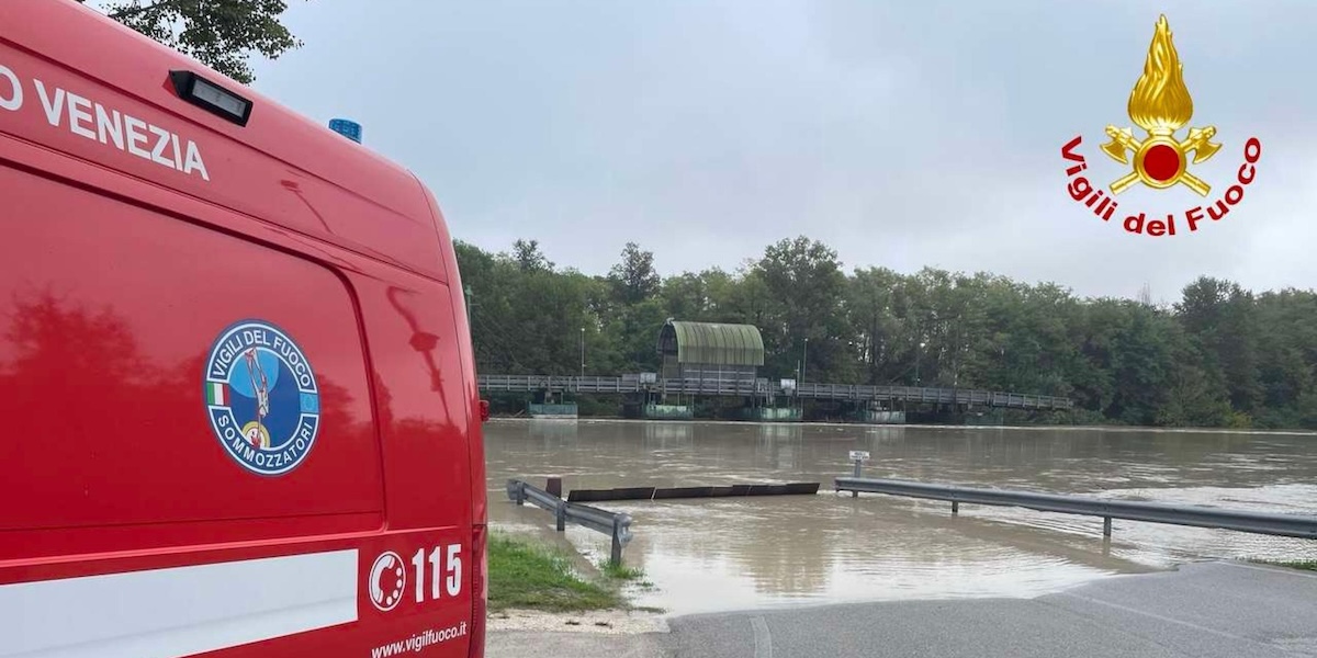 Un mezzo dei vigili del fuoco a Fossalta di Piave, 9 ottobre 2024
(ANSA/ Vigili del fuoco)