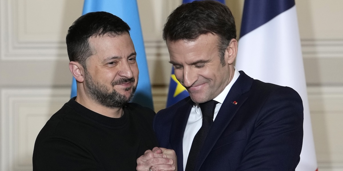 Il presidente ucraino Volodymyr Zelensky e quello francese Emmanuel Macron durante un incontro a Parigi, lo scorso 16 febbraio (AP Photo/ Thibault Camus)