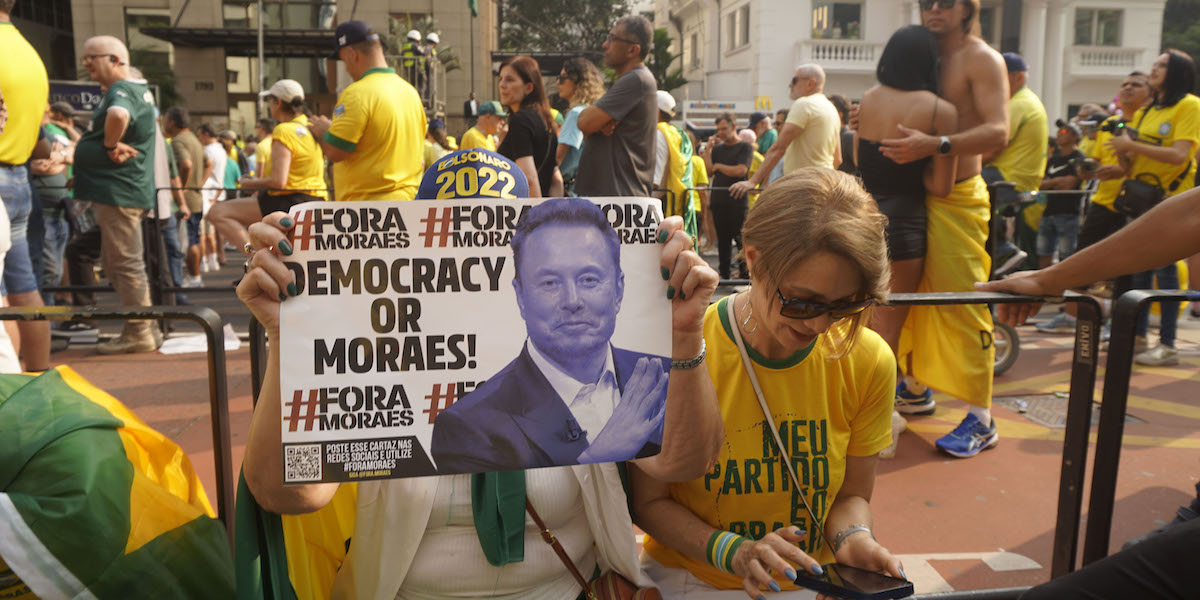 Un cartello contro il giudice Moraes e a sostegno di X e di Elon Musk, durante una manifestazione di sostenitori dell'ex presidente brasiliano Jair Bolsonaro lo scorso 7 settembre (Cris Faga/ZUMA Press Wire