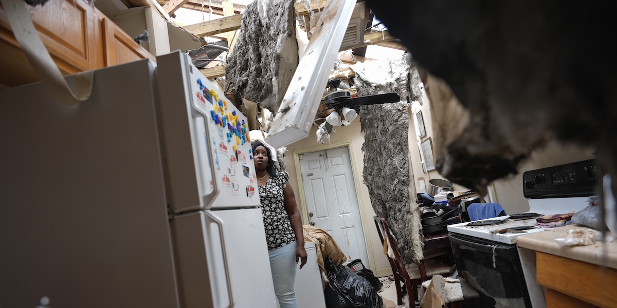 Una donna di fronte ai danni causati dall'uragano Milton alla sua casa di Palmetto, 10 ottobre 2024 
(AP photo/Rebecca Blackwell)