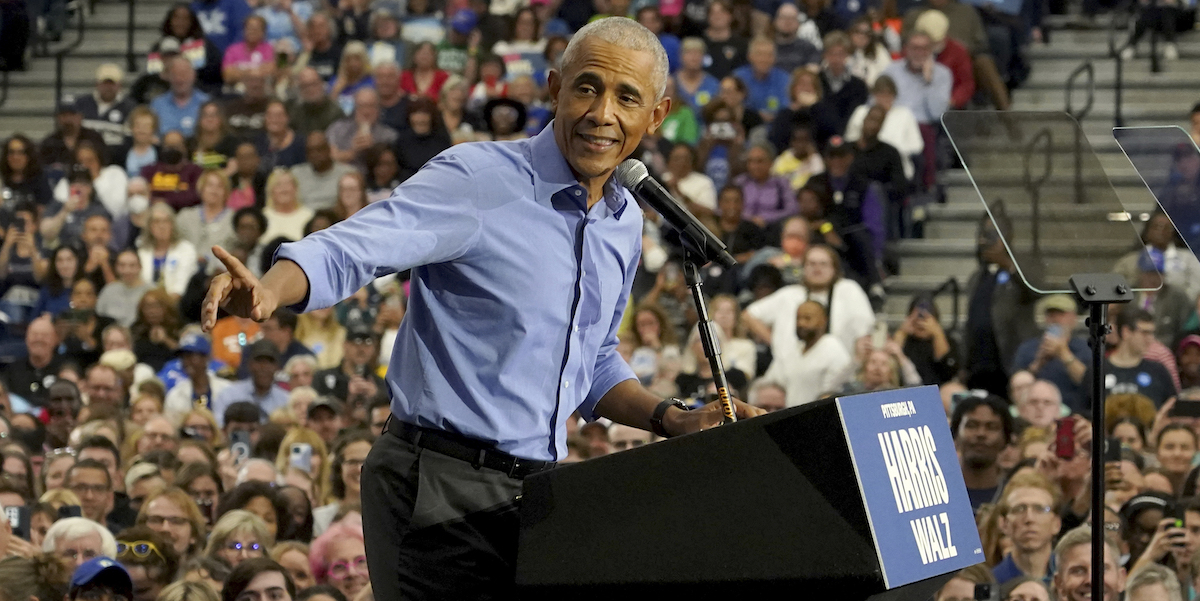 Barack Obama durante un comizio per Kamala Harris, Pittsburgh, 10 ottobre 2024 (AP Photo/Matt Freed)